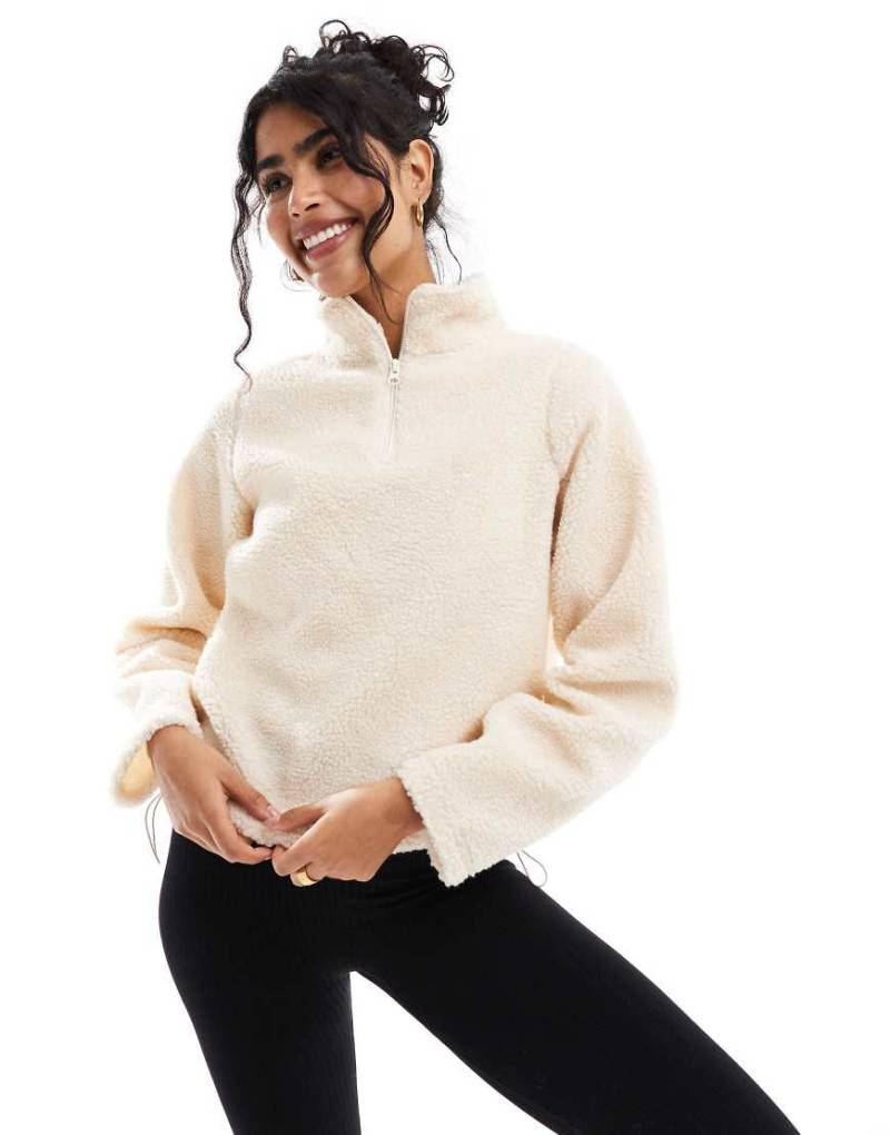 Brave Soul - Langärmliges Fleece-Sweatshirt in Cremeweiß mit kurzem Reißverschluss von Brave Soul