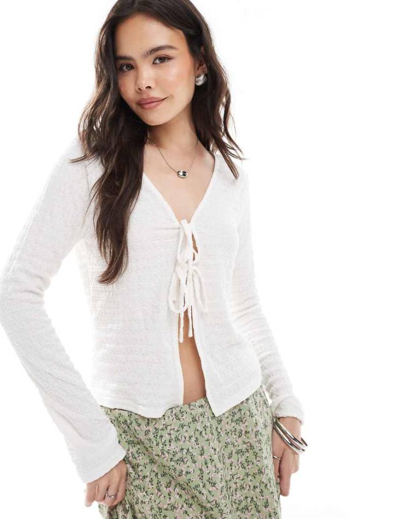 Brave Soul - Langärmliges Jersey-Oberteil in Weiß mit Bindedetails vorne von Brave Soul