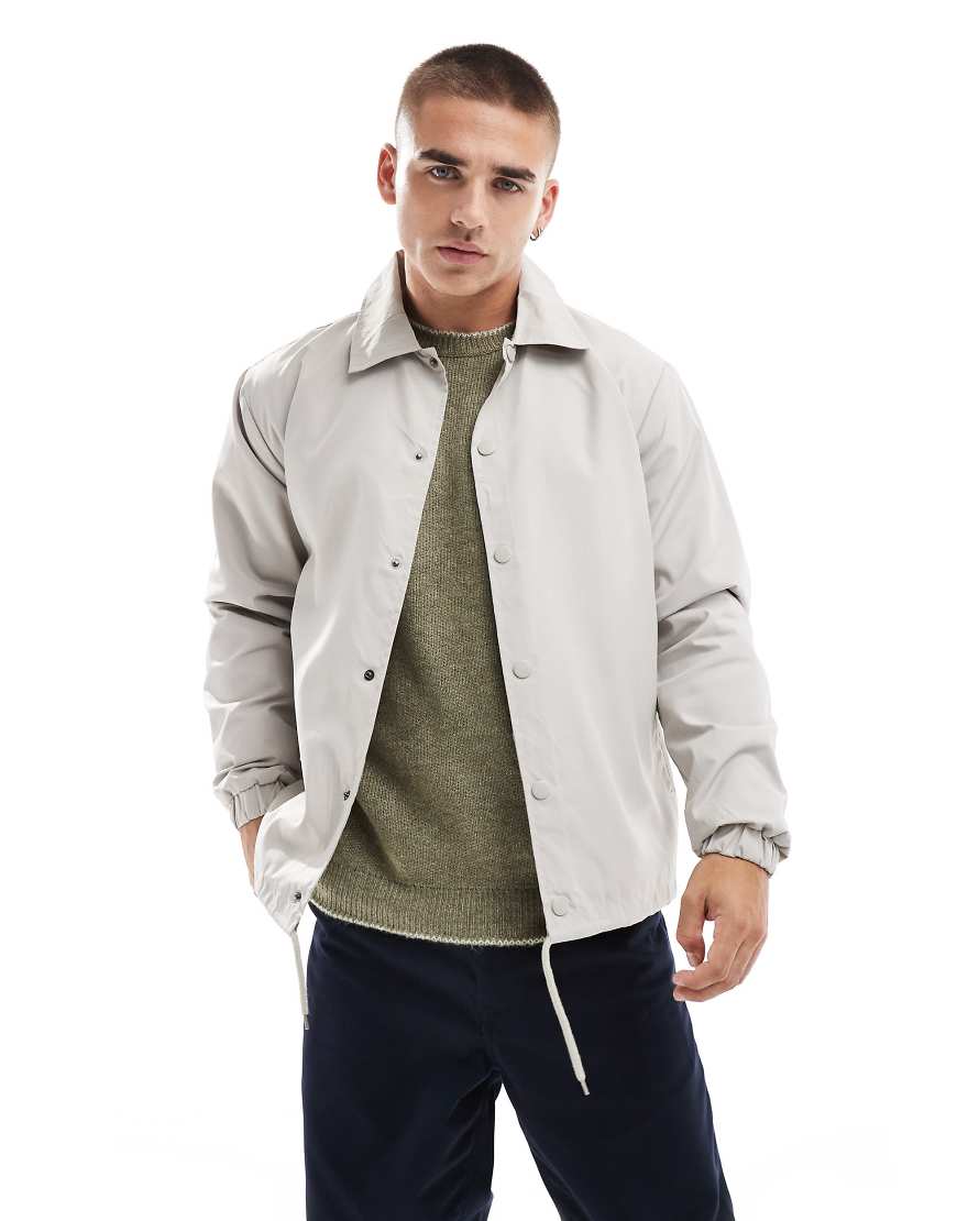 Brave Soul - Leichte Trainingsjacke in Stein mit Druckknopfverschluss und elastischem Saum-Neutral Brave Soul - Leichte Trainingsjacke in Stein mit Druckknopfverschluss und elastischem Saum-Neutral von Brave Soul