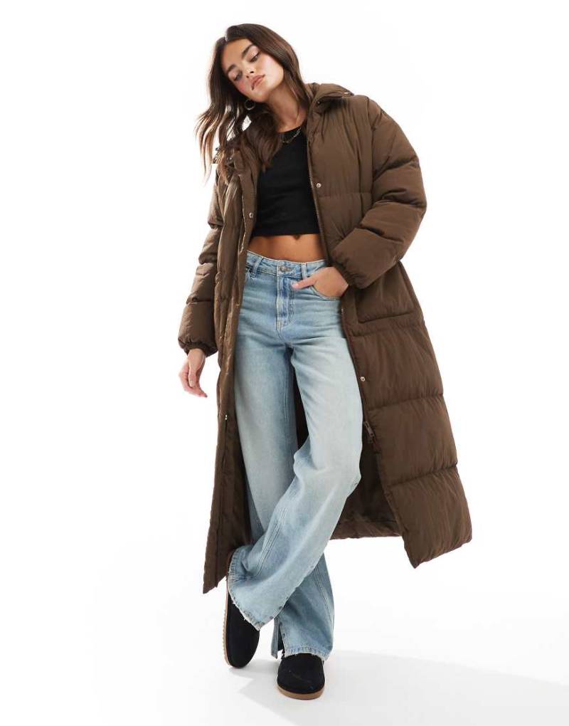 Brave Soul - Maxi-Steppmantel in Schwarz mit Longline-Schnitt-Braun von Brave Soul