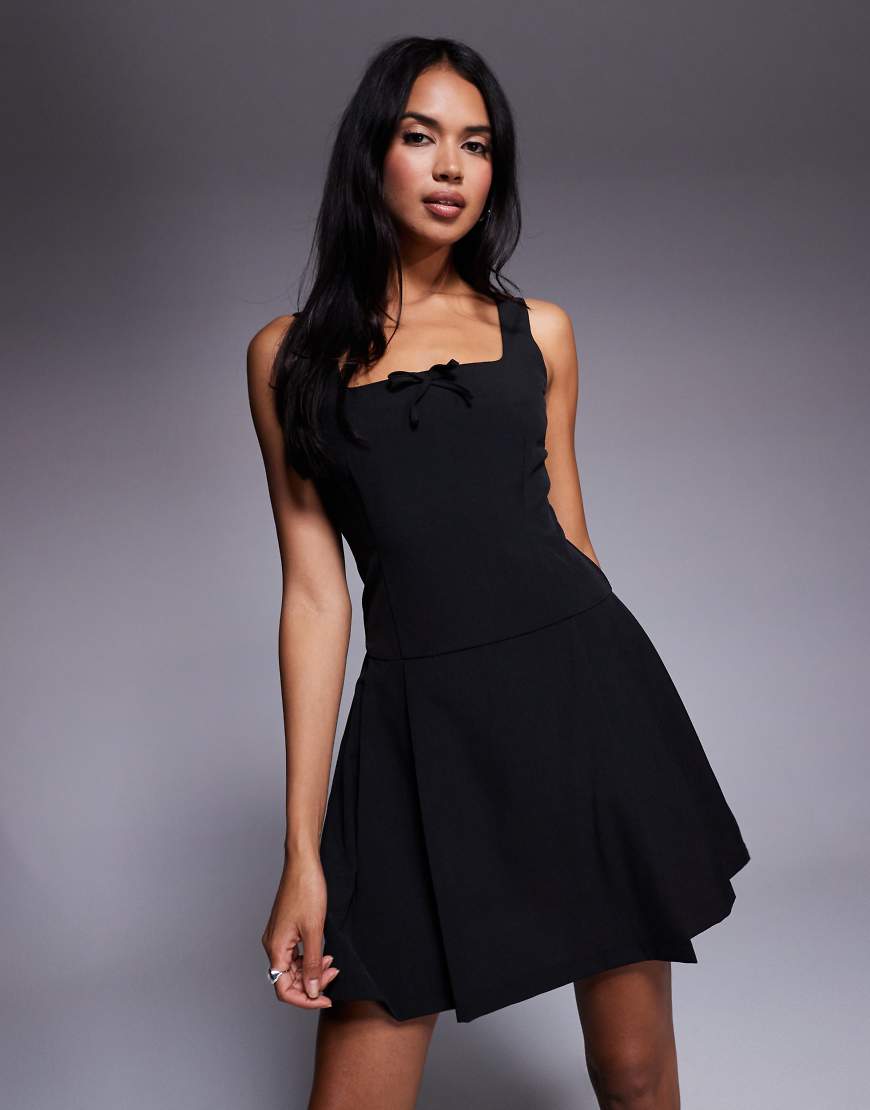 Brave Soul - Minikleid mit Falten, Schleife und eckigem Ausschnitt in Schwarz von Brave Soul