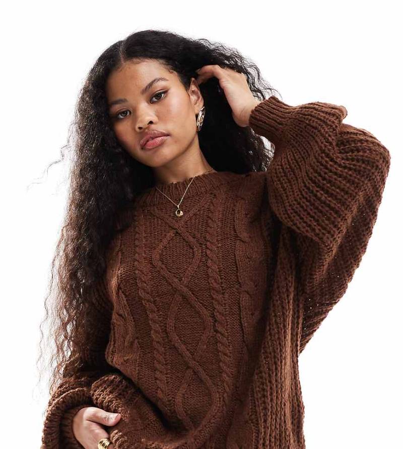 Brave Soul Petite - Oversize-Strickpullover in Braun mit Zopfmuster von Brave Soul
