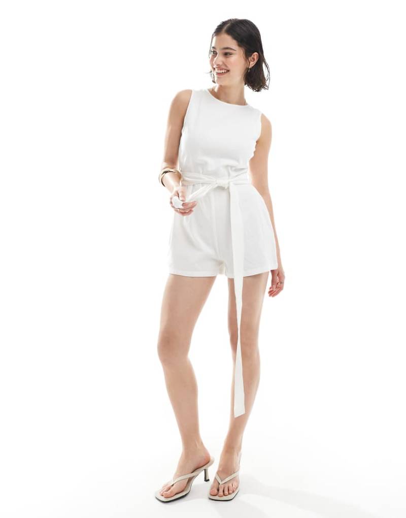 Brave Soul - Playsuit in cremeweißer Leinenoptik mit Bindegürtel von Brave Soul