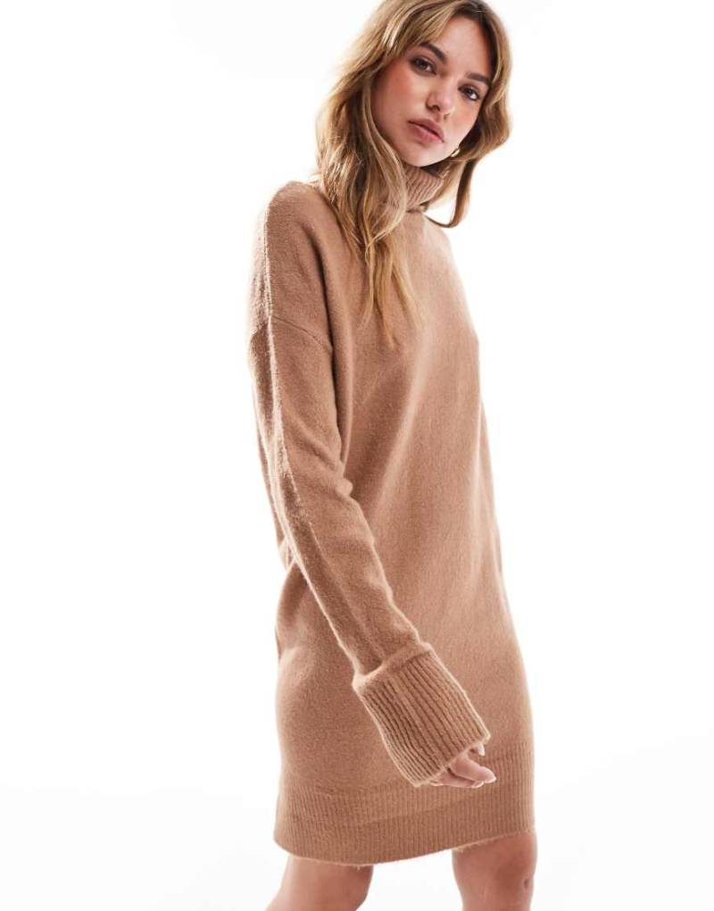Brave Soul Plus - Gestricktes Mini-Pulloverkleid in Hellbraun mit Rollkragen von Brave Soul