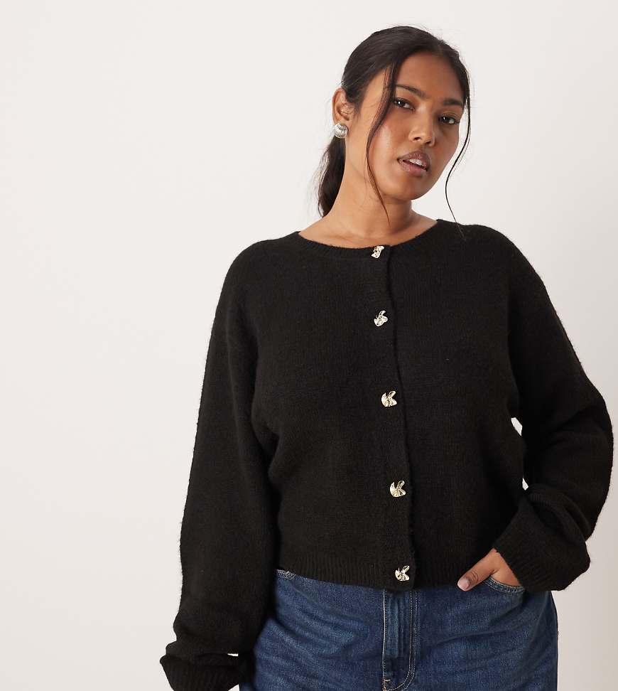 Brave Soul Plus - Strickjacke in Schwarz mit Knöpfen in Gold von Brave Soul