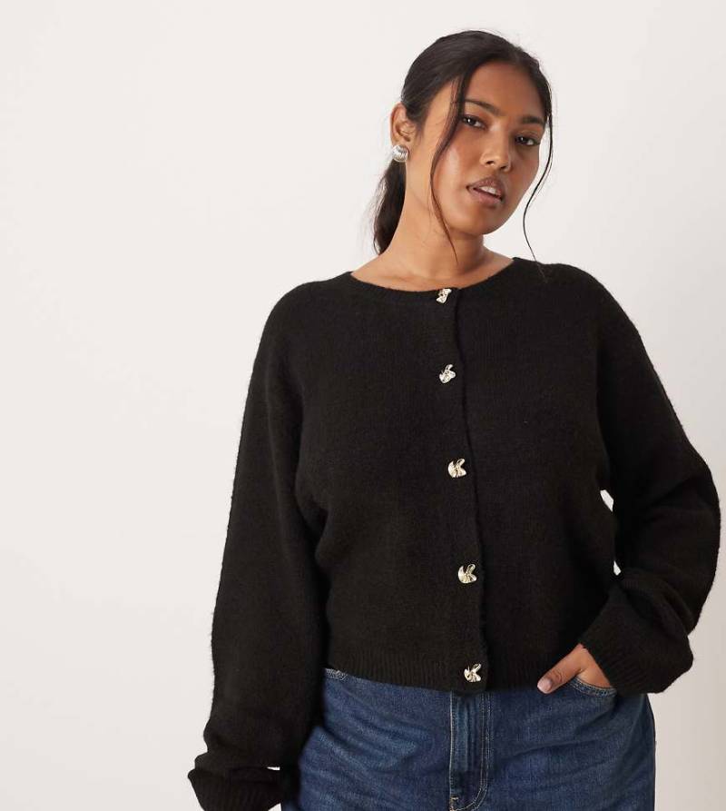 Brave Soul Plus - Strickjacke in Schwarz mit Knöpfen in Gold von Brave Soul