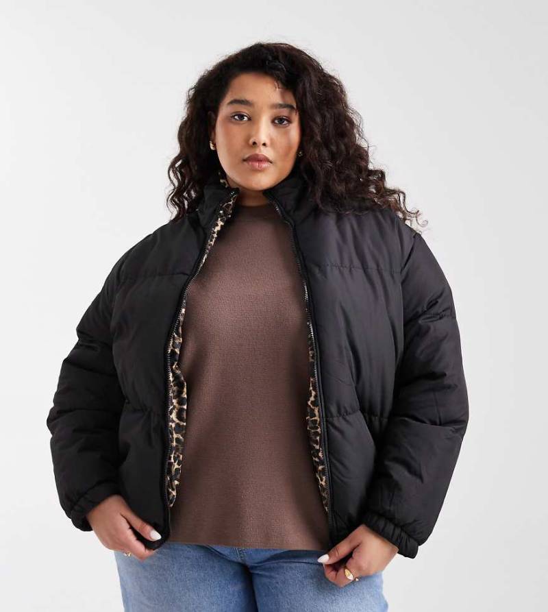 Brave Soul Plus - Wendbare, kurze Pufferjacke in Schwarz und Leopardenmuster von Brave Soul