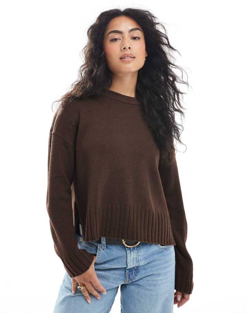 Brave Soul - Pullover in Braun mit Rundhalsausschnitt und Seitenschlitz-Brown von Brave Soul