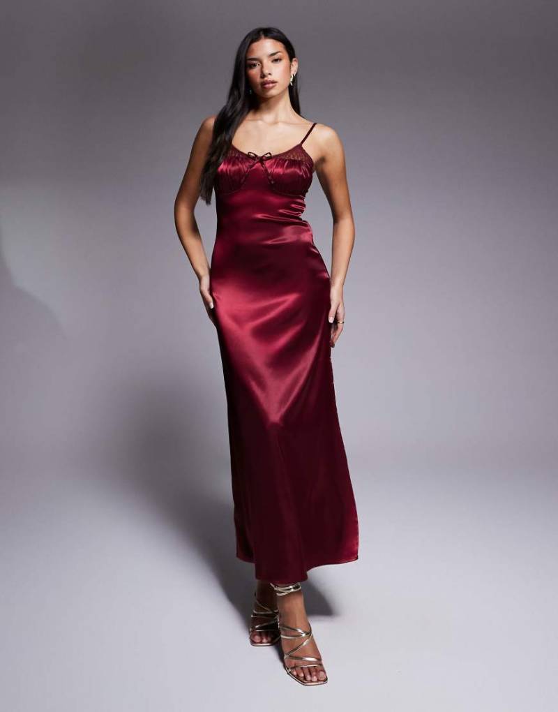 Brave Soul - Satin-Maxikleid in Burgunderrot mit Riemchenträgern und Spitzendetails von Brave Soul