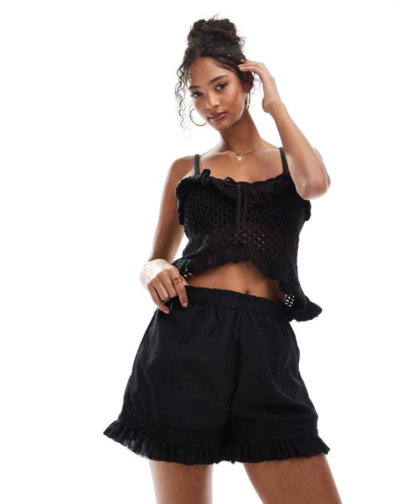 Brave Soul - Schlupf-Shorts in Schwarz mit Rüschen von Brave Soul