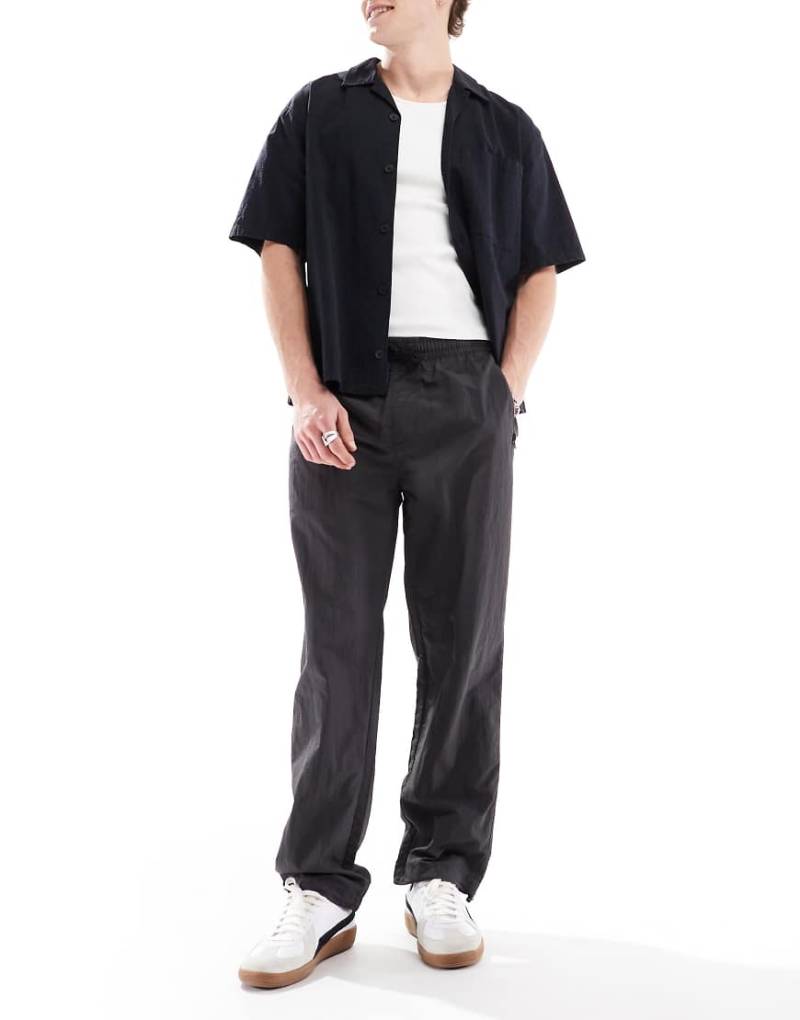 Brave Soul - Schmal zulaufende Hose aus Nylon in Dunkelgrau von Brave Soul