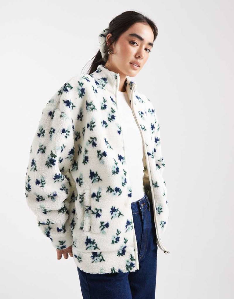 Brave Soul - Set aus Fleecejacke mit hohem Kragen und Reißverschluss und Scrunchie in Creme mit Blumenmuster-Weiß von Brave Soul