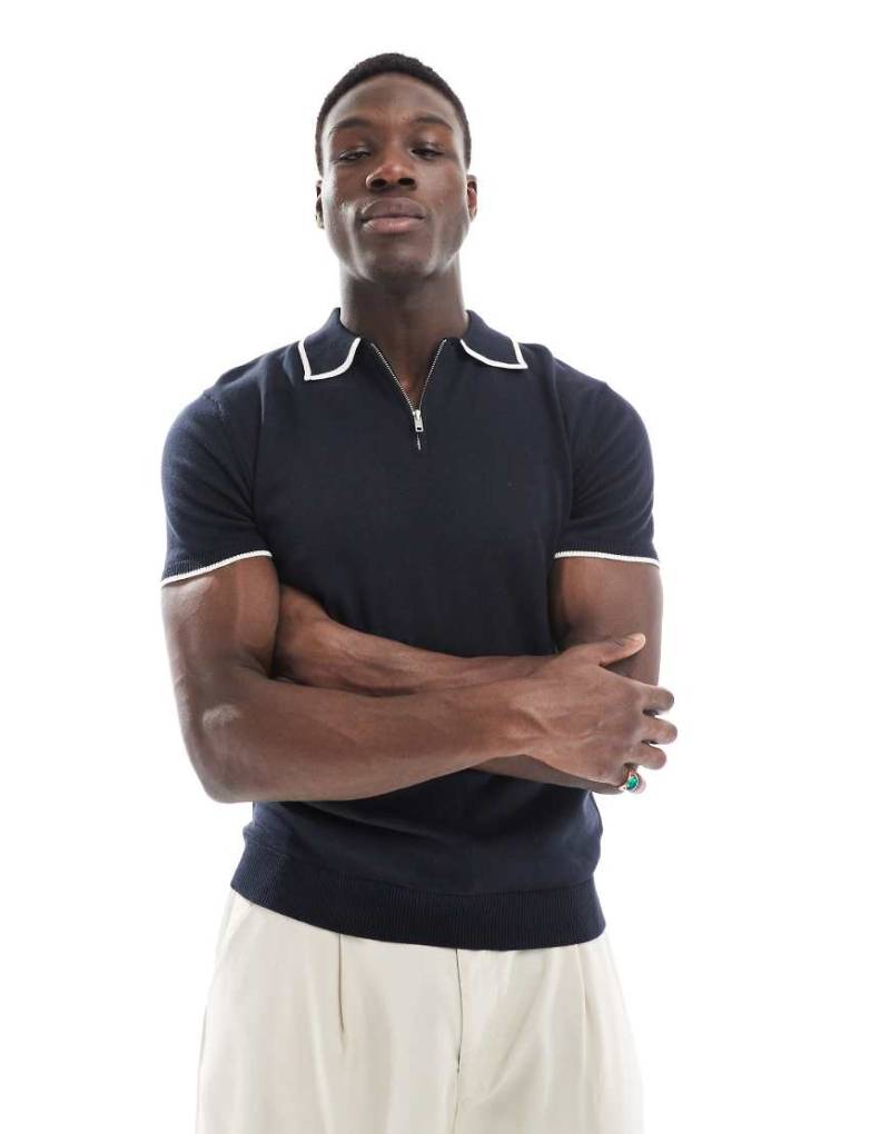 Brave Soul - Strick-Polohemd in Marineblau mit kontrastierenden Zierstreifen von Brave Soul