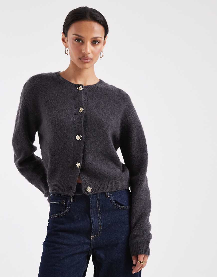 Brave Soul - Strickjacke in Anthrazit mit Kontrastknöpfen und Rundhalsausschnitt-Grau von Brave Soul