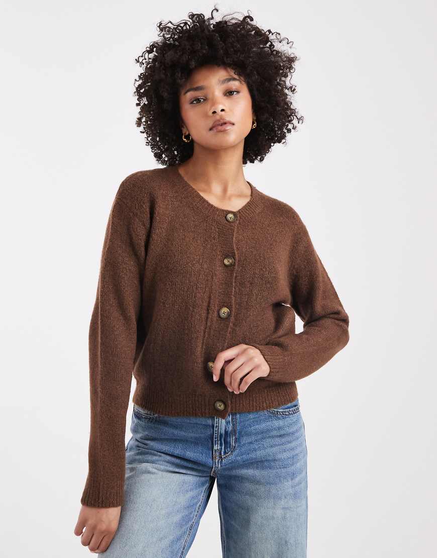 Brave Soul - Strickjacke in Braun mit Kontrastknöpfen und Rundhalsausschnitt-Brown von Brave Soul