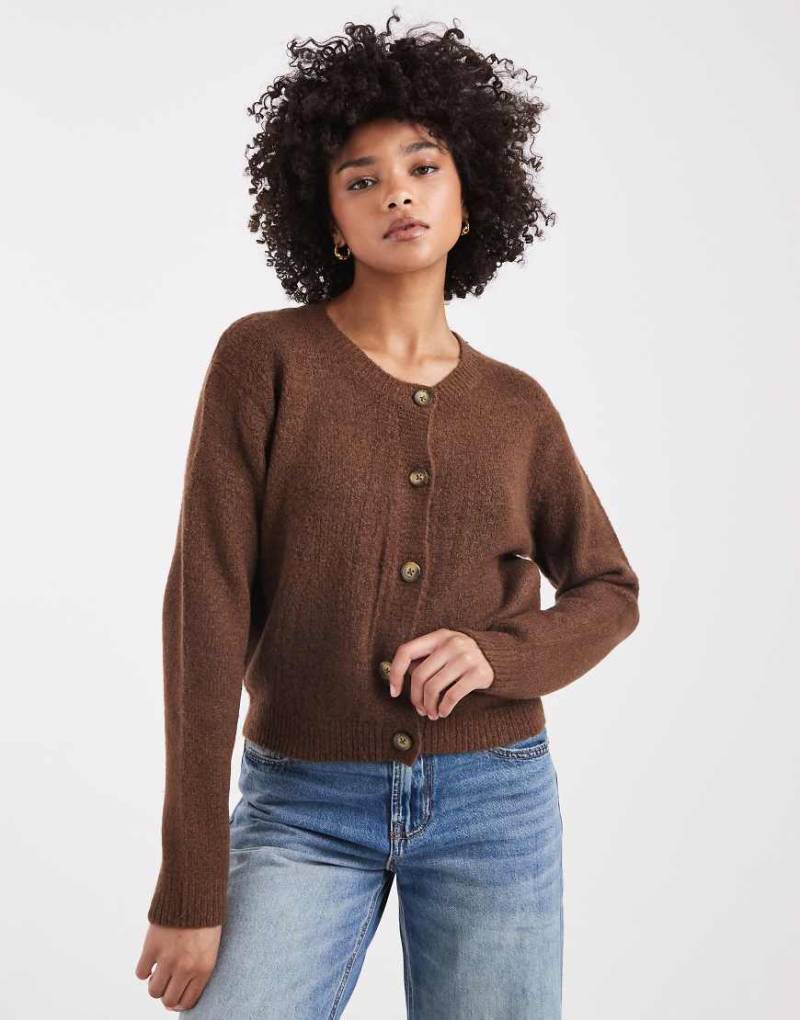Brave Soul - Strickjacke in Braun mit Kontrastknöpfen und Rundhalsausschnitt-Brown von Brave Soul