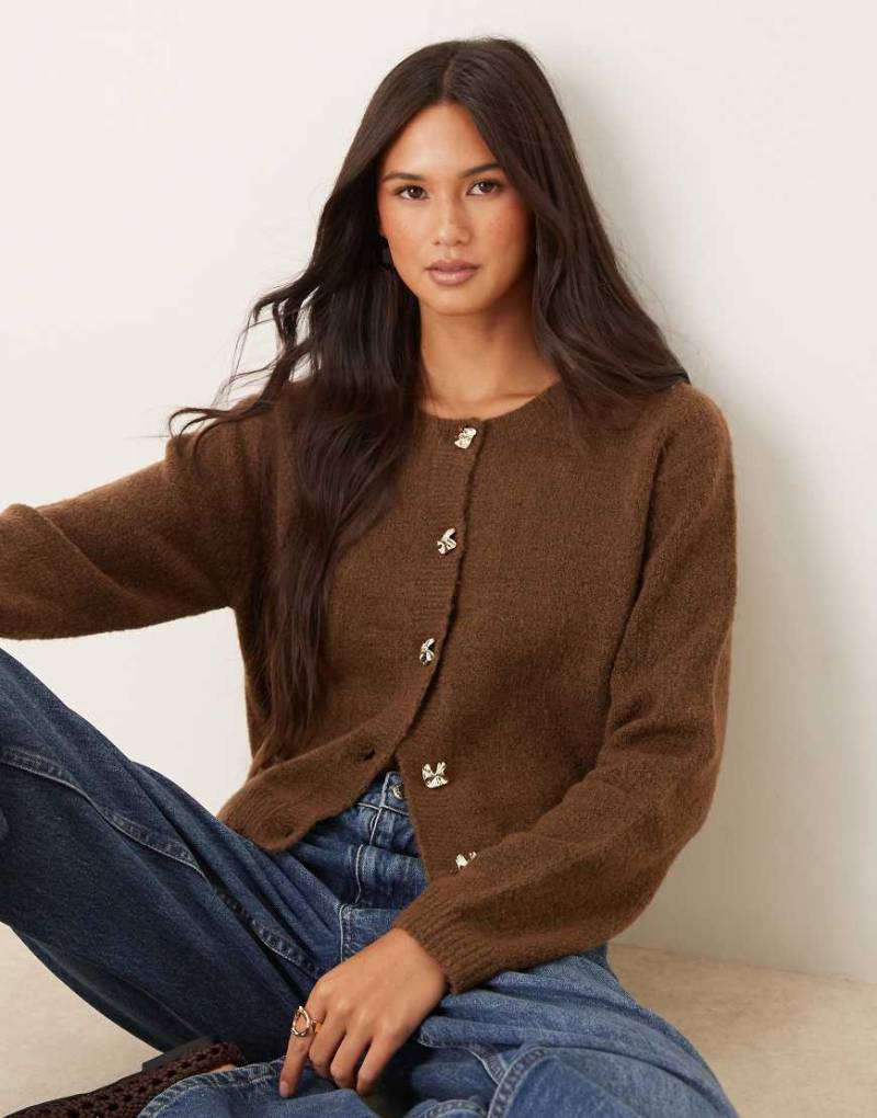 Brave Soul - Strickjacke in Braun mit Kontrastknöpfen und Rundhalsausschnitt von Brave Soul