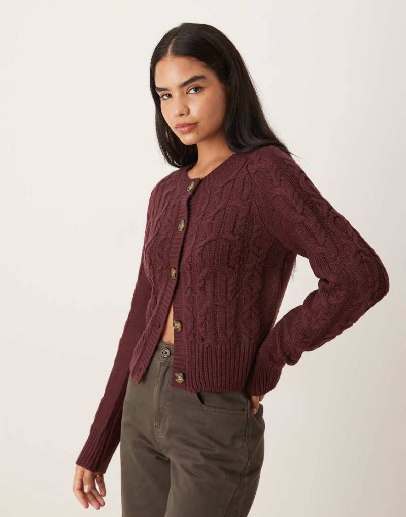 Brave Soul - Strickjacke in Burgunderrot mit Kontrastknöpfen und Zopfstrickmuster Brave Soul - Strickjacke in Burgunderrot mit Kontrastknöpfen und Zopfstrickmuster von Brave Soul