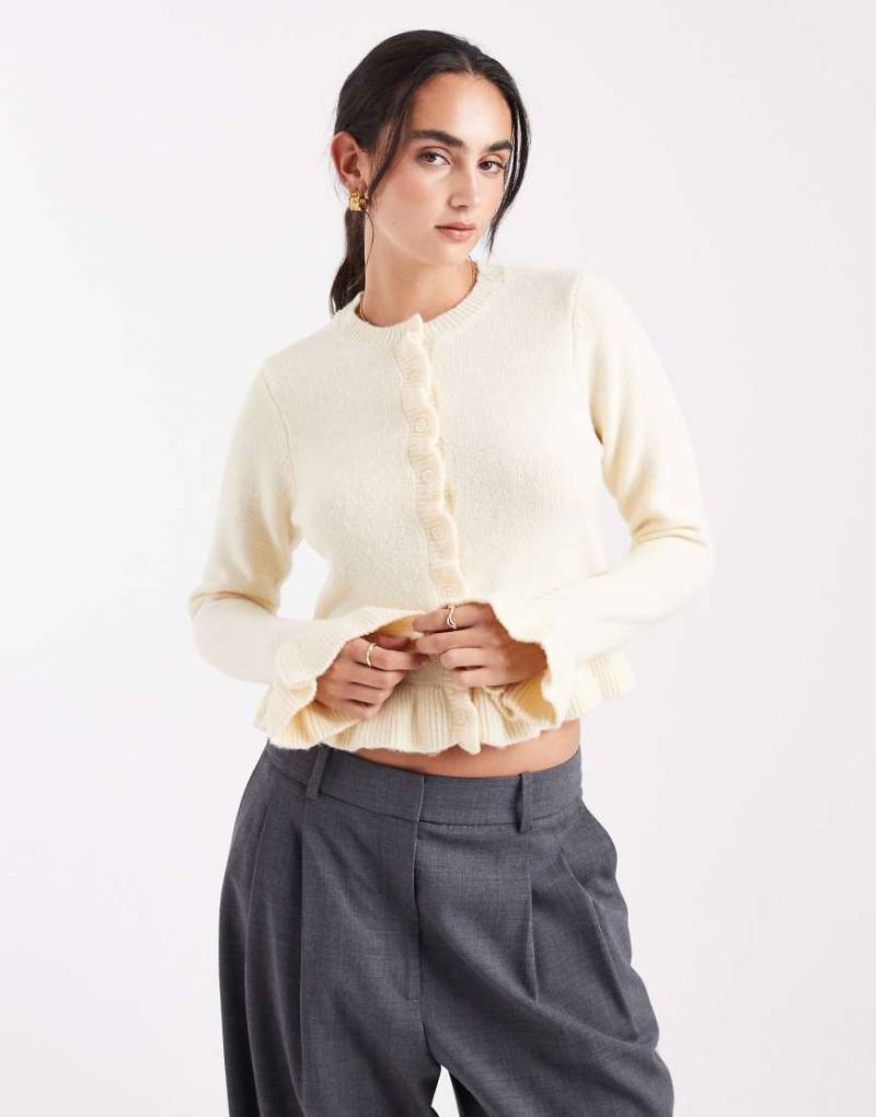 Brave Soul - Strickjacke in Buttergelb mit Rundhalsausschnitt und Rüschen an Bündchen und Saum von Brave Soul