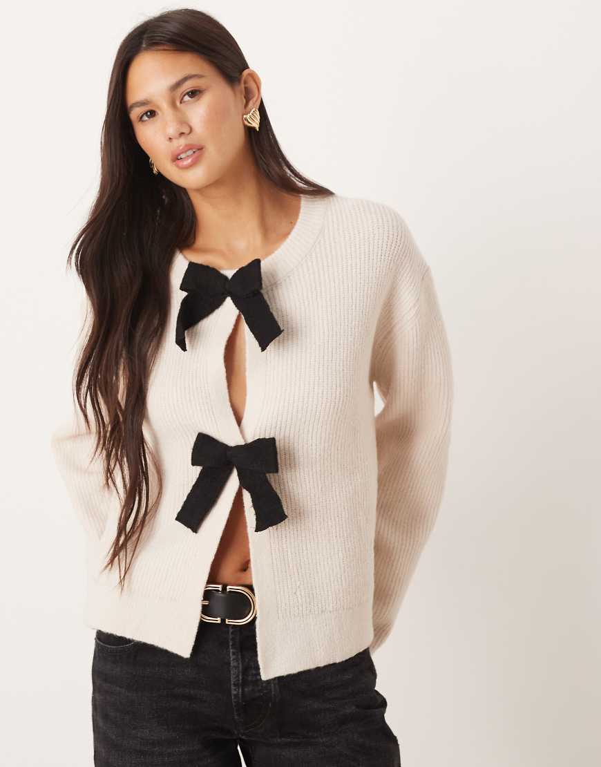 Brave Soul - Strickjacke in Creme mit Samt-Schleifen-Detail-Weiß von Brave Soul