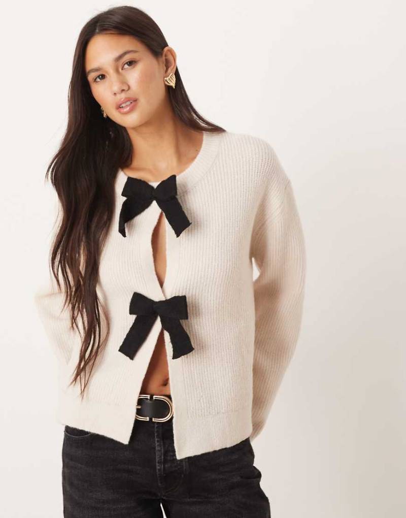 Brave Soul - Strickjacke in Creme mit Samt-Schleifen-Detail-Weiß Brave Soul - Strickjacke in Creme mit Samt-Schleifen-Detail-Weiß von Brave Soul