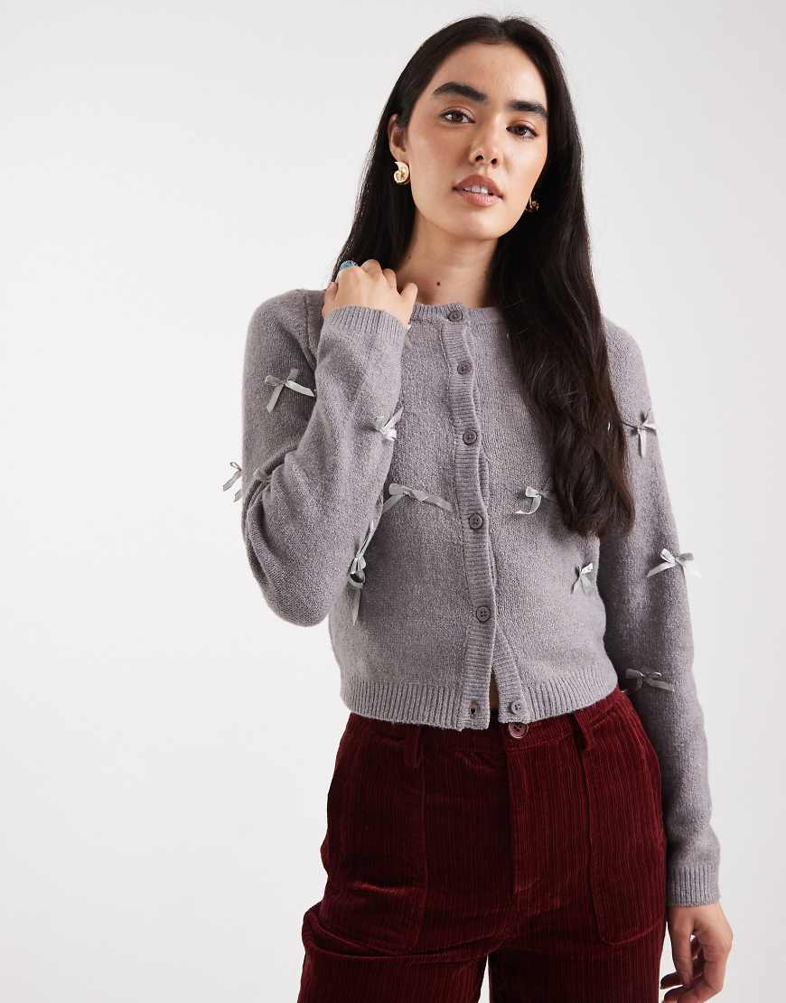 Brave Soul - Strickjacke in Grau mit großflächig verteilten Zierschleifen von Brave Soul