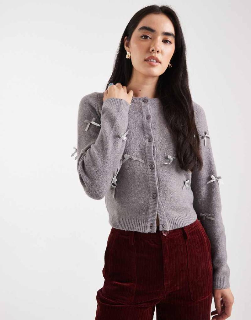 Brave Soul - Strickjacke in Grau mit großflächig verteilten Zierschleifen von Brave Soul