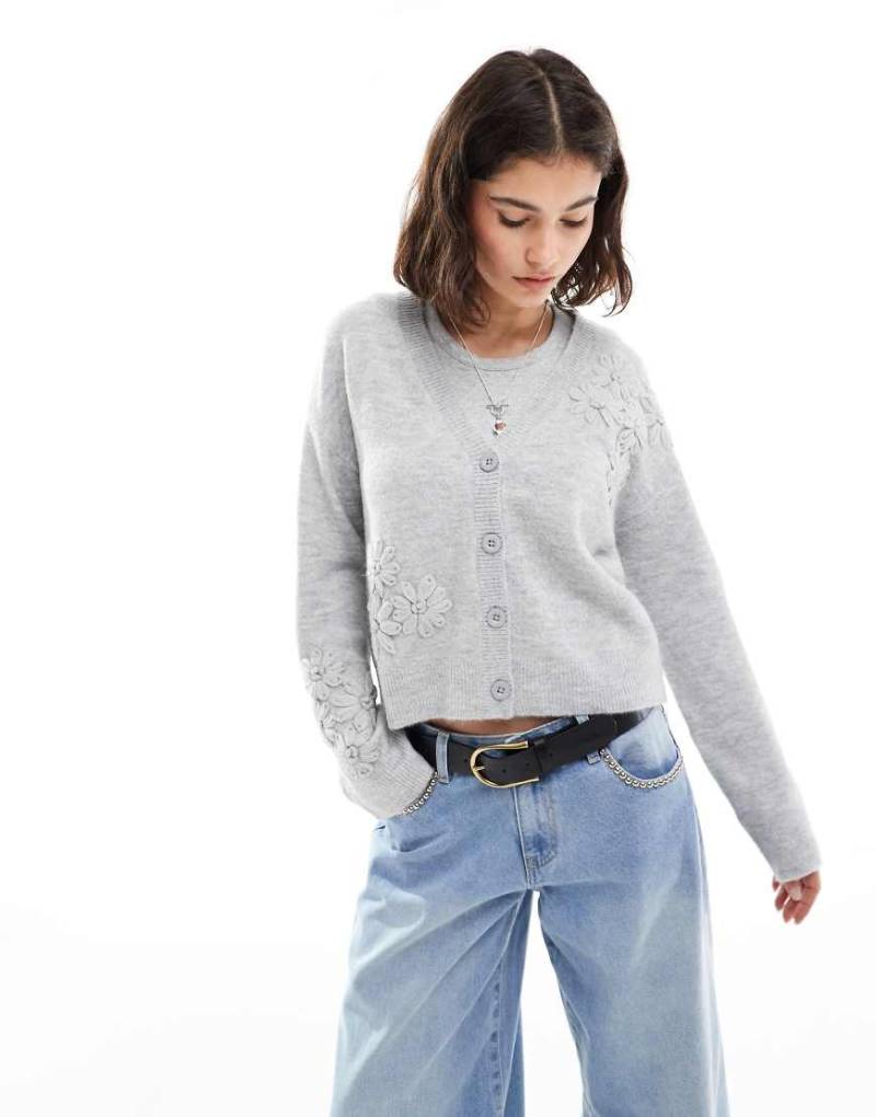 Brave Soul - Strickjacke in Hellgrau mit V-Ausschnitt und Blumenstickerei von Brave Soul