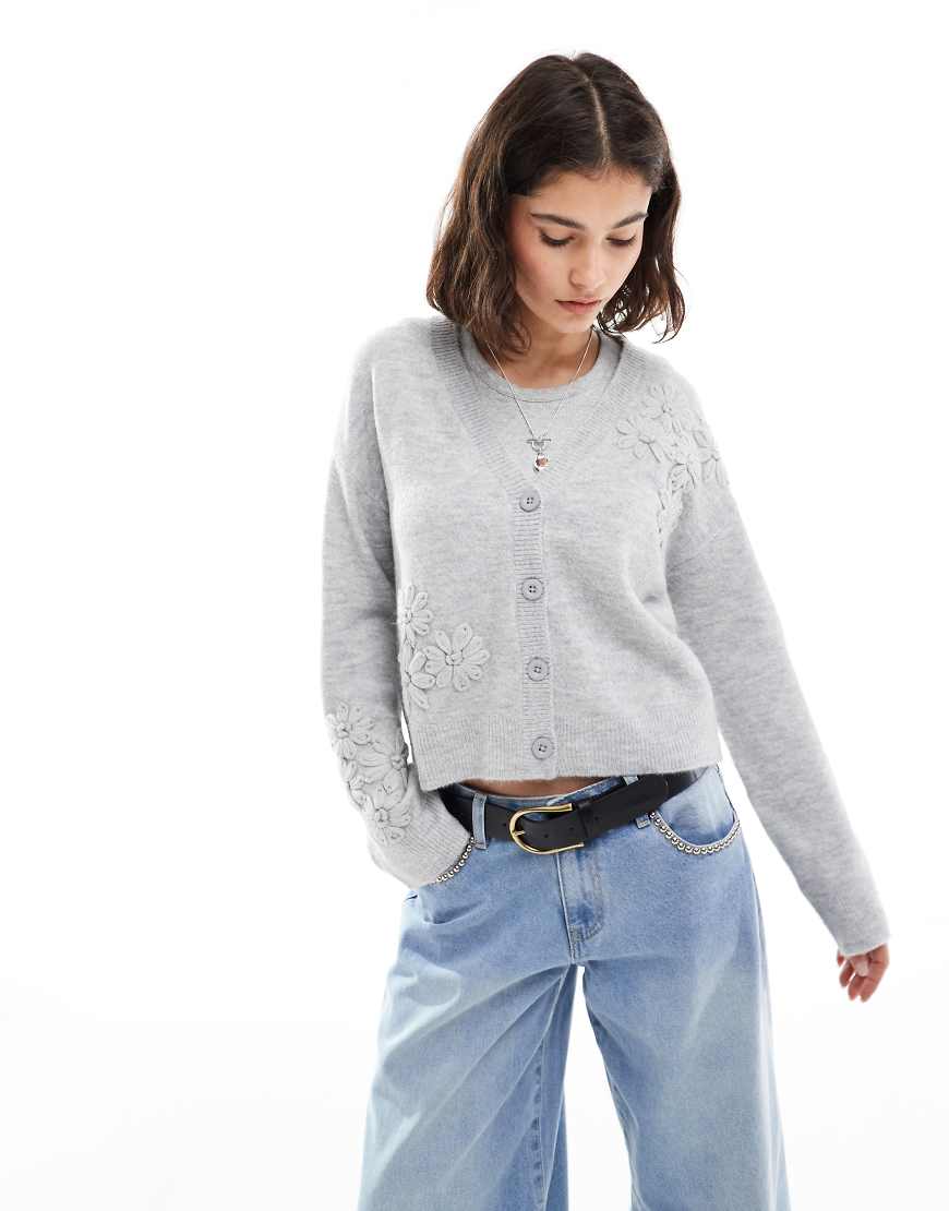 Brave Soul - Strickjacke in Hellgrau mit V-Ausschnitt und Blumenstickerei von Brave Soul