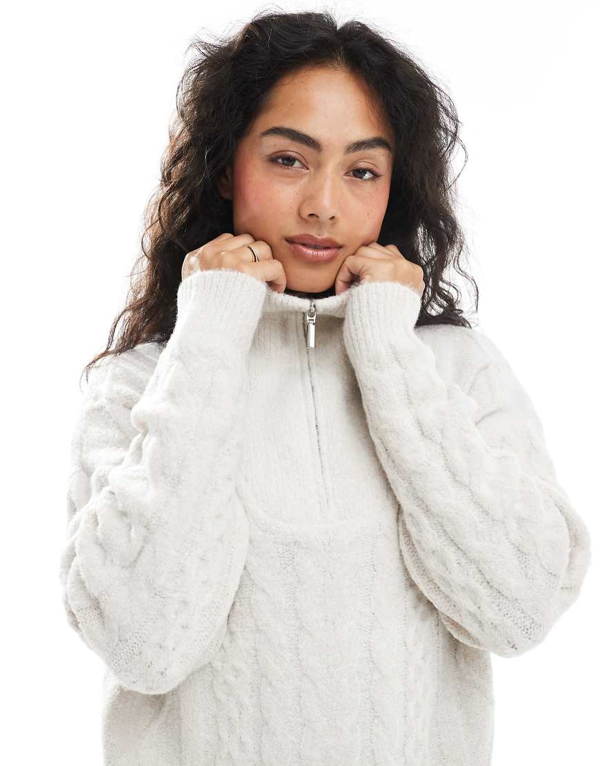 Brave Soul - Strickpullover in Haferbeige mit Zopfmuster und halblangem Reißverschluss-Neutral von Brave Soul