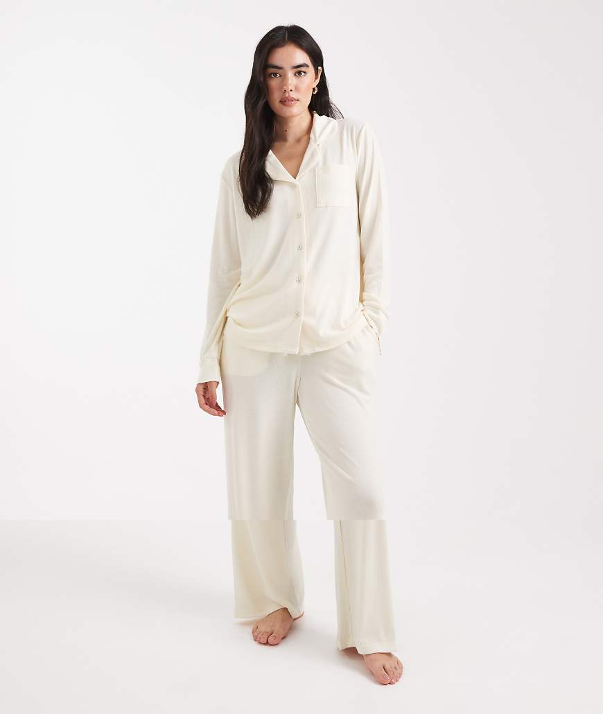 Brave Soul - Superweicher Pyjama in Creme, aus geknöpftem Hemd und Hose-Weiß Brave Soul - Superweicher Pyjama in Creme, aus geknöpftem Hemd und Hose-Weiß von Brave Soul