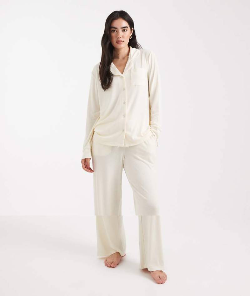 Brave Soul - Superweicher Pyjama in Creme, aus geknöpftem Hemd und Hose-Weiß Brave Soul - Superweicher Pyjama in Creme, aus geknöpftem Hemd und Hose-Weiß von Brave Soul