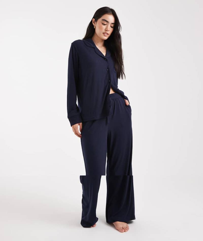 Brave Soul - Superweicher Pyjama in Marineblau, aus geknöpftem Hemd und Hose von Brave Soul