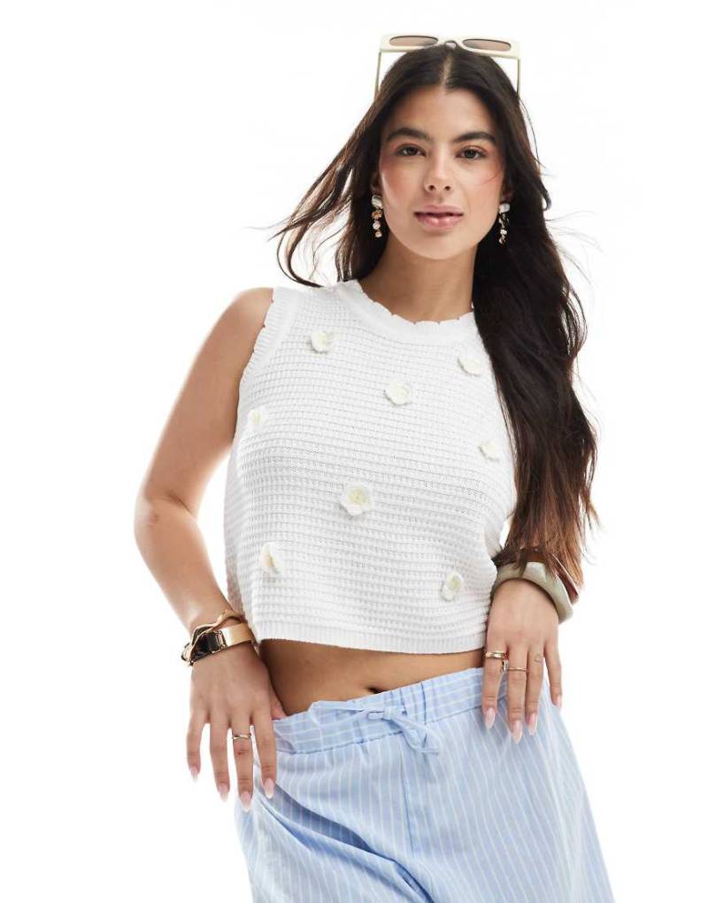 Brave Soul - Tanktop in Weiß mit Rundhalsausschnitt und gehäkeltem Gänseblümchen-Design von Brave Soul