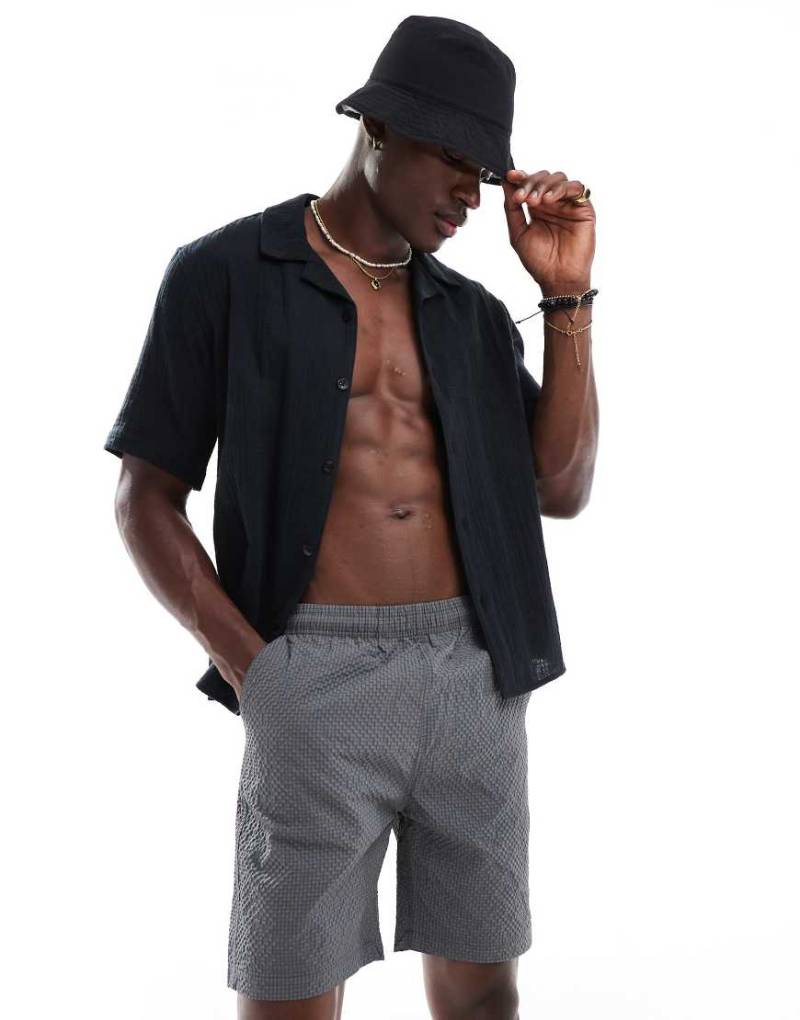 Brave Soul - Texturierte Shorts in Grau von Brave Soul