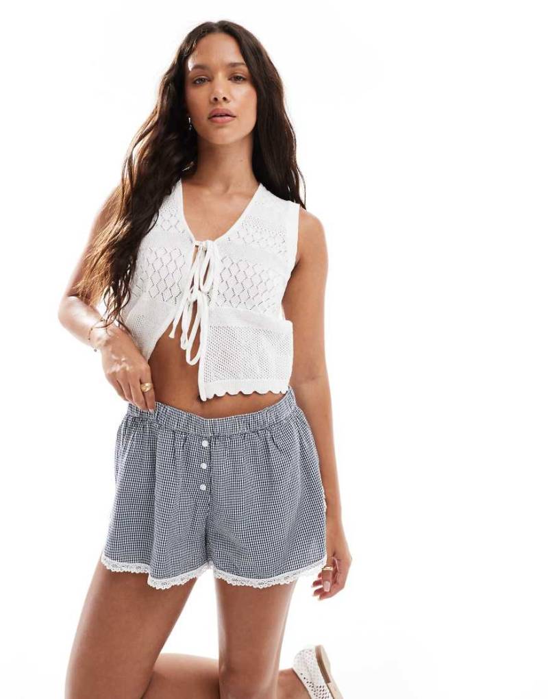 Brave Soul - Vorne gebundene Strickweste in Weiß mit Pointelle-Details von Brave Soul