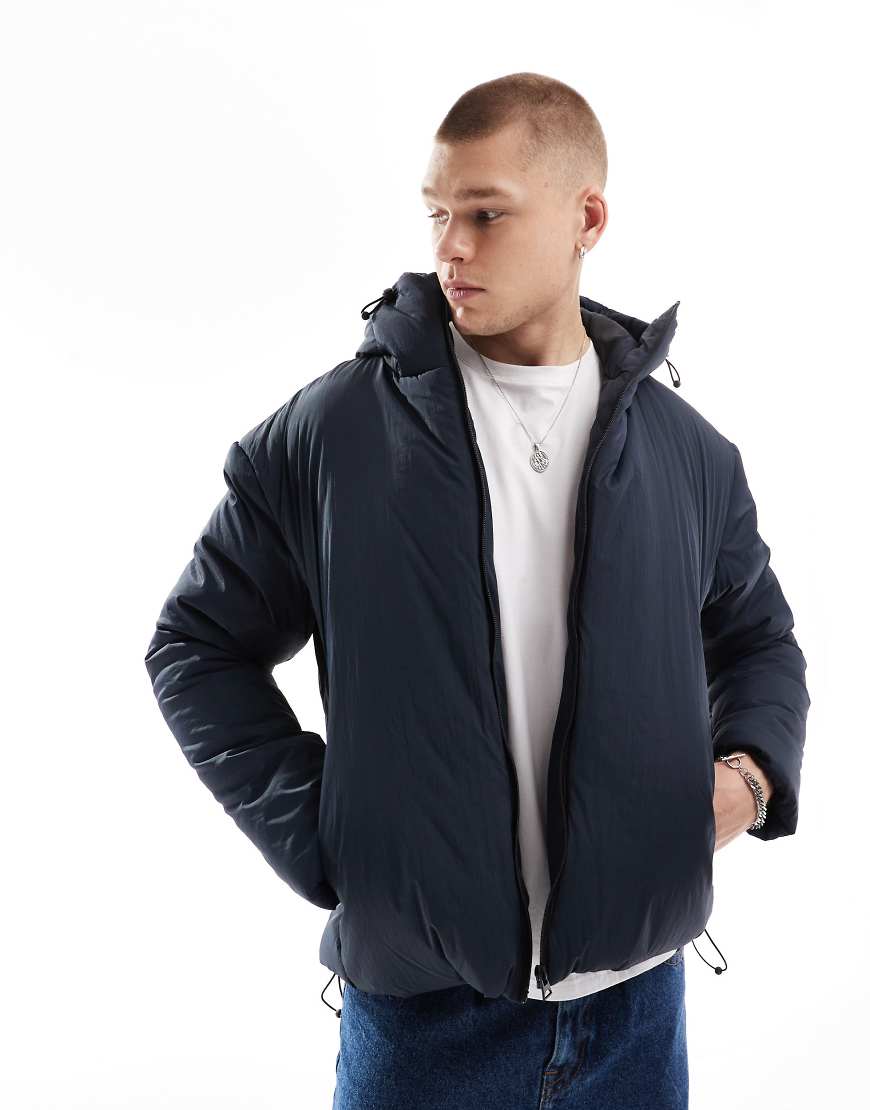 Brave Soul - Wattierte Jacke in Marineblau mit Kapuze-Schwarz Brave Soul - Wattierte Jacke in Marineblau mit Kapuze-Schwarz von Brave Soul