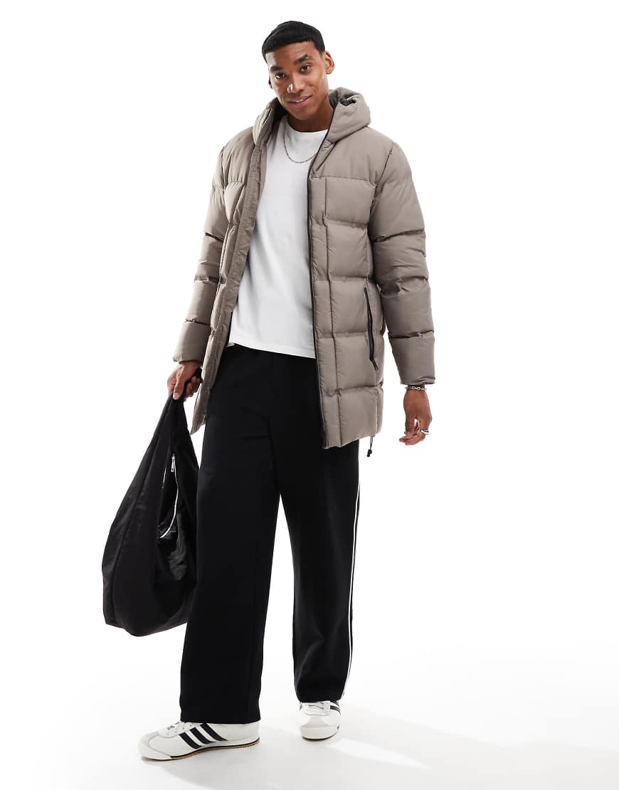 Brave Soul - Wattierte Longline-Steppjacke in Taupe mit Kapuze und gestepptem Detail-Schwarz von Brave Soul