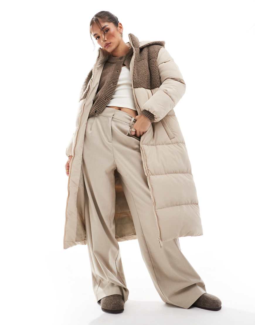 Brave Soul - Wattierte Maxi-Jacke in Braun mit farblich abgesetztem Teddyfell-Einsatz von Brave Soul