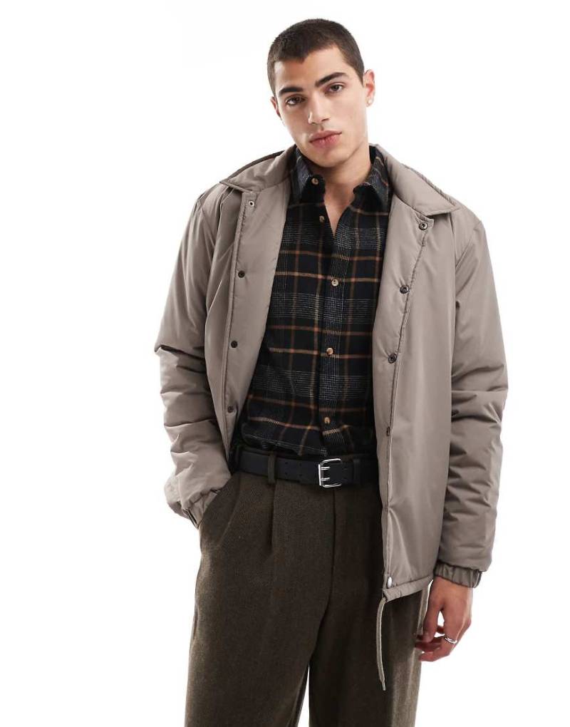 Brave Soul - Wattierte Trainerjacke in Taupe mit Druckknöpfen und Kordelzug am Saum-Schwarz von Brave Soul