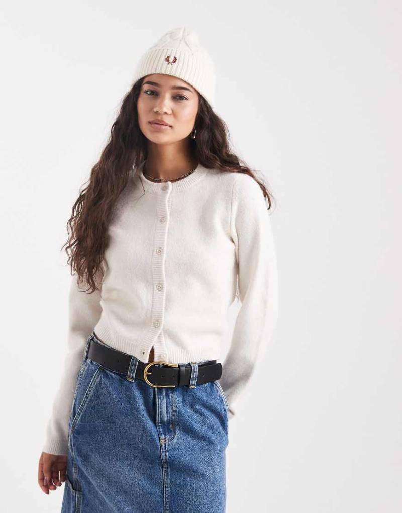 Brave Soul - Weiche Strickjacke in Creme mit Rundhalsausschnitt-Weiß Brave Soul - Weiche Strickjacke in Creme mit Rundhalsausschnitt-Weiß von Brave Soul