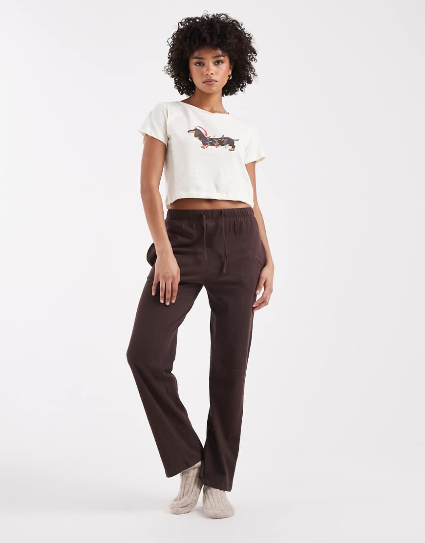 Brave Soul - Weihnachten - Pyjama in Ecru und Braun, aus T-Shirt mit Dackel-Print und weit geschnittener Hose-Weiß von Brave Soul
