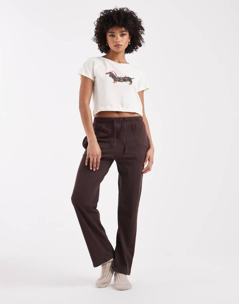 Brave Soul - Weihnachten - Pyjama in Ecru und Braun, aus T-Shirt mit Dackel-Print und weit geschnittener Hose-Weiß von Brave Soul