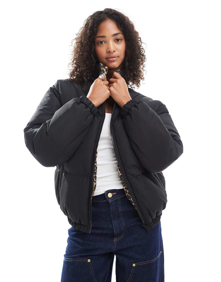 Brave Soul - Wendbare, kurze Steppjacke in Schwarz mit Leopardenmuster von Brave Soul