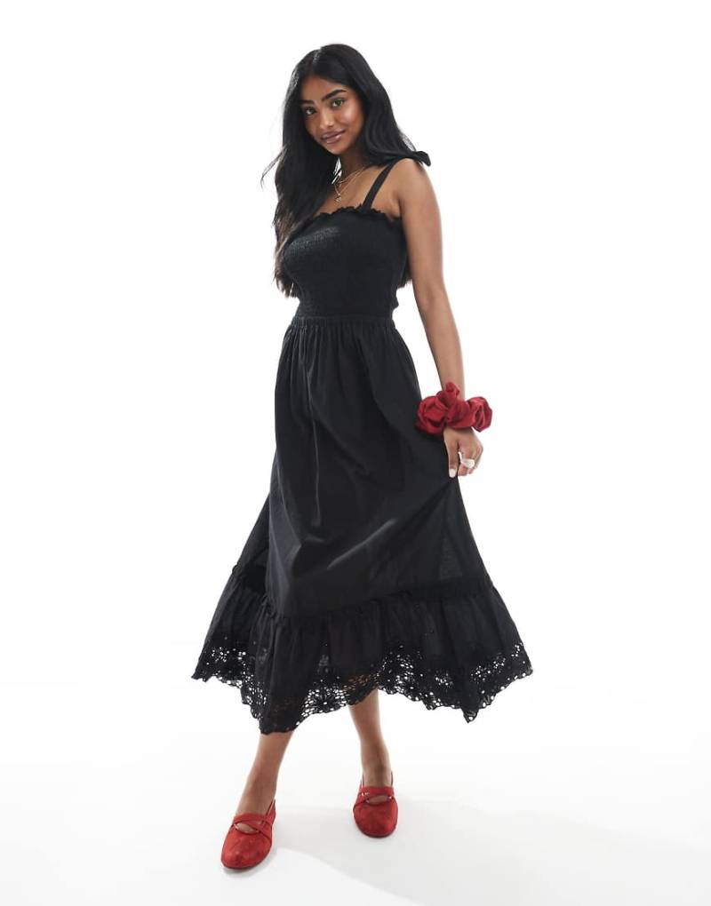 Brave Soul's- Gesmoktes Maxikleid in Schwarz mit Riemchenträgern und Spitzendetail-Weiß von Brave Soul