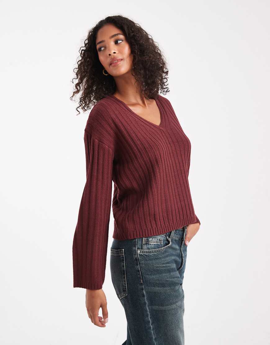 Brown Soul - Gerippter Pullover in Weinrot mit tiefem V-Ausschnitt von Brave Soul