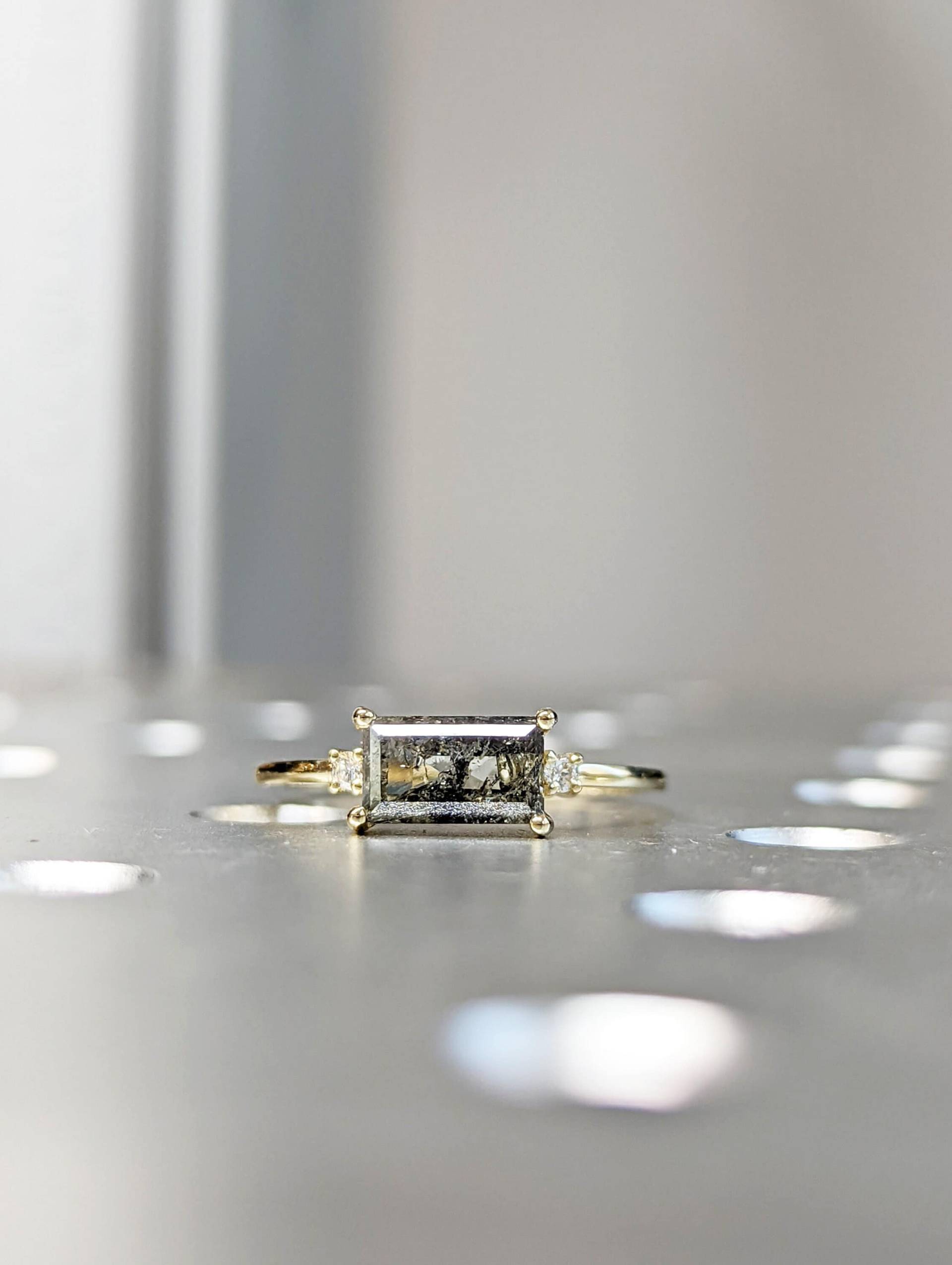 1.5Ct Smaragd Baguette Roh Salz Und Pfeffer Diamant Gold Verlobungsring Art Deco 1920S Inspiriertes Dünnes Zierliches Band 14K Einzigartiger Ring von BravermanOren