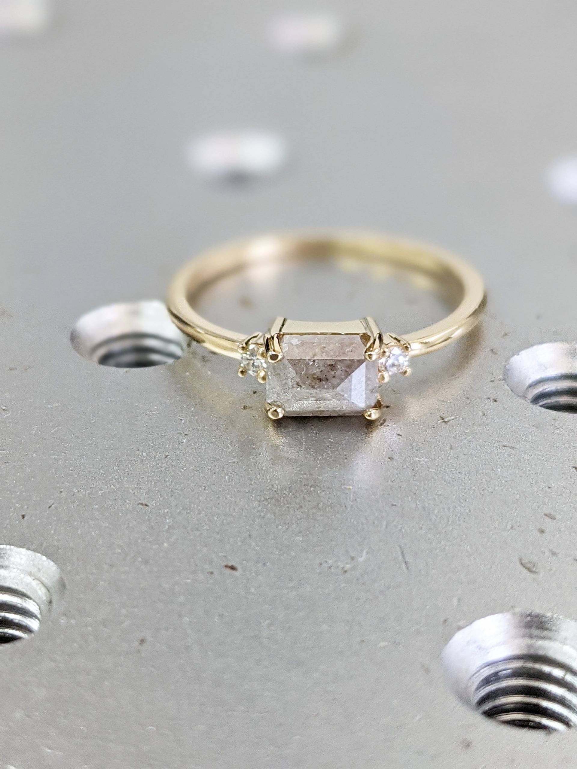 1Ct Limitierter Icy Salt & Pepper Diamant Ring, Alternativer Versprechen Milky Diamond Art Deco 1920's Inspiriertes Dünnes Zierliches Band, Unikat von BravermanOren