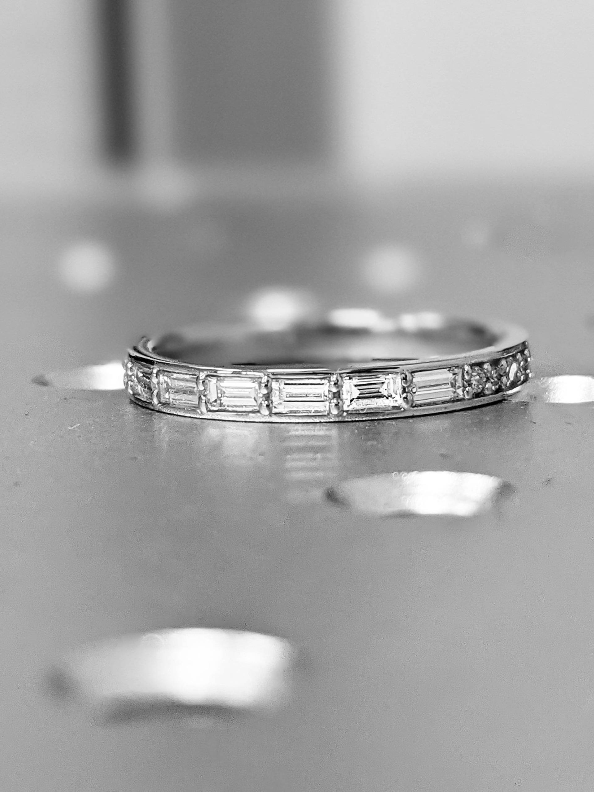 Baguette Diamant Ring/14K Weißgold Halbe Ewigkeit Stapelring 2.0mm Ultra Dünner Ehering von BravermanOren