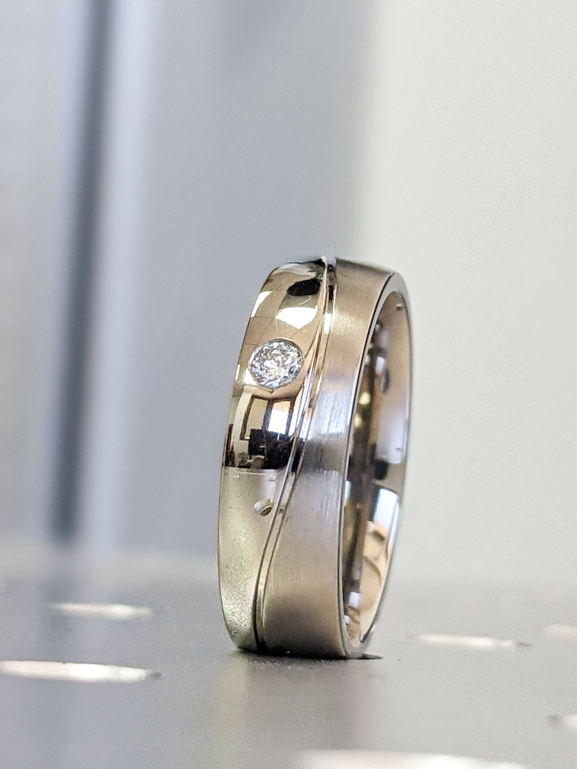 Diamant Geschwungener Ehering Trauring Titan Halb Poliert Gebürsteter Ring 6mm "The Wave" von BravermanOren